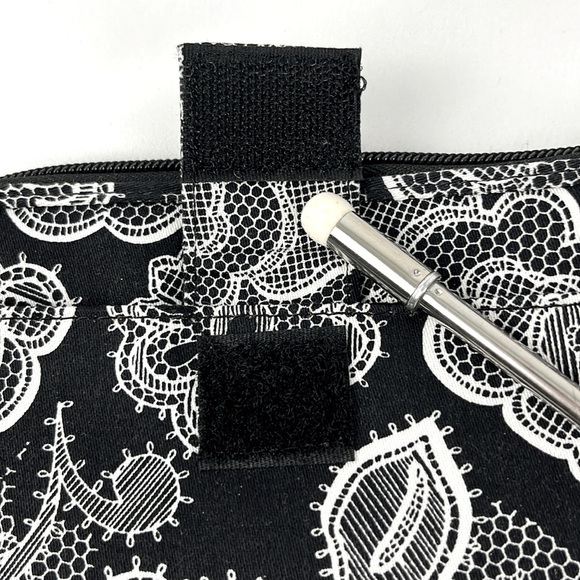 Thirty One Floral Paisley Wristlet Wallet ID Holder Organizer Black White - Picture 5 of 9